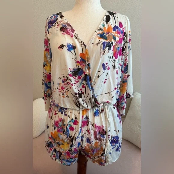 Umgee vibrant floral shorts romper 3/4 bell sleeve Tie belt Wrap front snap Sz M - Picture 3 of 8